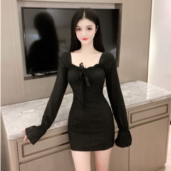 Stilīga sieviešu īsā kleita ar kvadrātveida kakla izgriezumu un garām platām piedurknēm