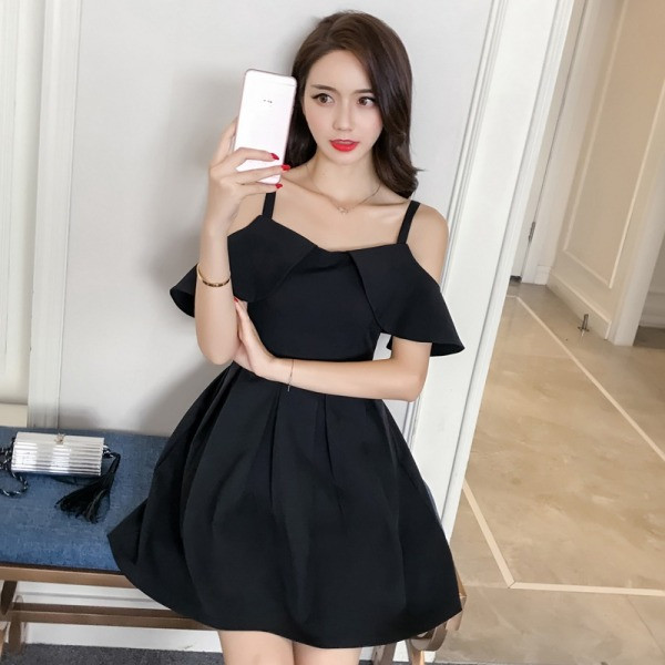 Moderan model ženske haljine s naramenicama