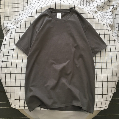 Paprasto modelio vyriški marškinėliai su ovalia iškirpte ir trumpomis rankovėmis