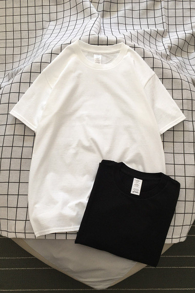 Paprasto modelio vyriški marškinėliai su ovalia iškirpte ir trumpomis rankovėmis