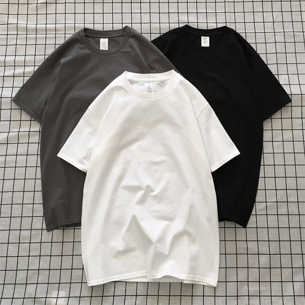 Paprasto modelio vyriški marškinėliai su ovalia iškirpte ir trumpomis rankovėmis