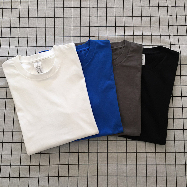 Paprasto modelio vyriški marškinėliai su ovalia iškirpte ir trumpomis rankovėmis