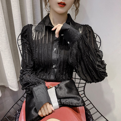 Modernūs moteriški marškiniai su klasikine apykakle ir metaliniais elementais