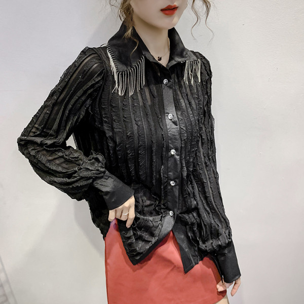 Modernūs moteriški marškiniai su klasikine apykakle ir metaliniais elementais