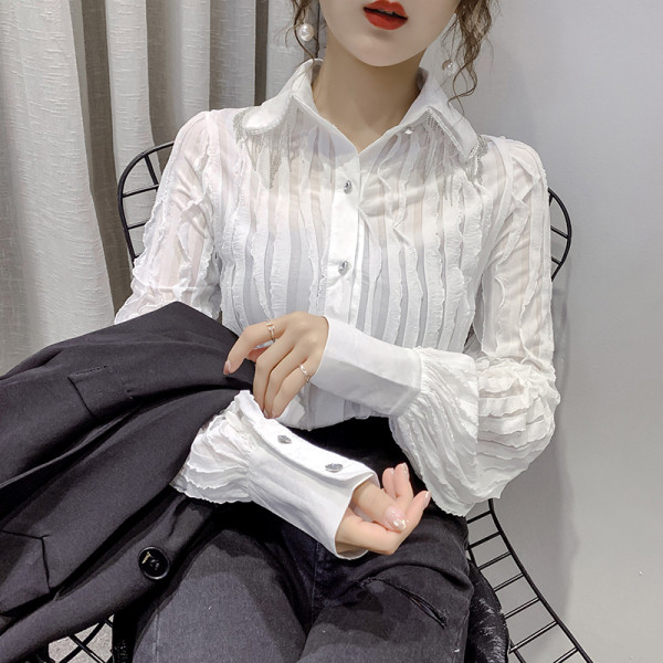 Modernūs moteriški marškiniai su klasikine apykakle ir metaliniais elementais