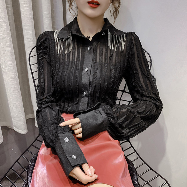 Modernūs moteriški marškiniai su klasikine apykakle ir metaliniais elementais