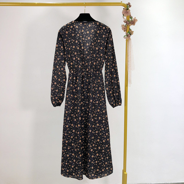 Alkalmi női ruha virágmintával és V-nyakkal