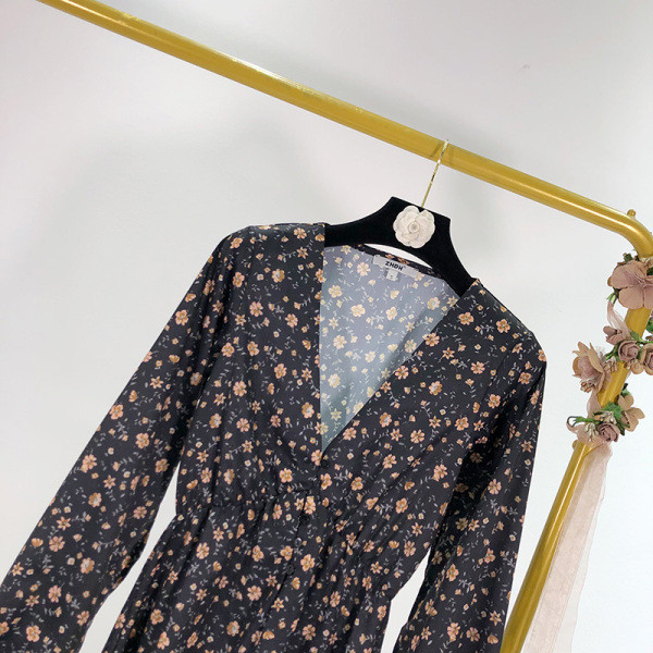 Alkalmi női ruha virágmintával és V-nyakkal