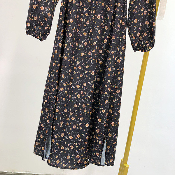 Alkalmi női ruha virágmintával és V-nyakkal