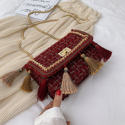 Geanta de dama moderna cu lant si ciucuri