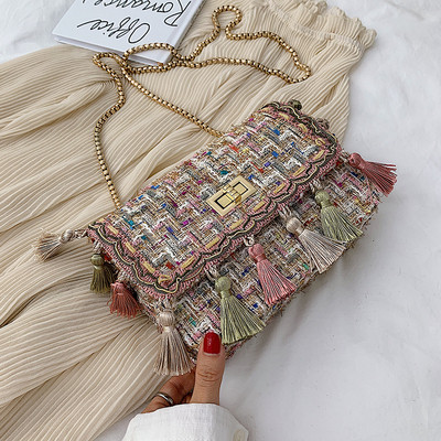 Geanta de dama moderna cu lant si ciucuri