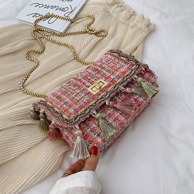 Geanta de dama moderna cu lant si ciucuri