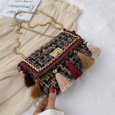 Geanta de dama moderna cu lant si ciucuri