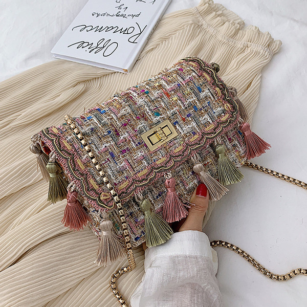 Geanta de dama moderna cu lant si ciucuri