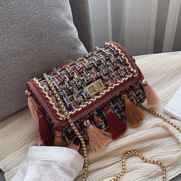 Geanta de dama moderna cu lant si ciucuri