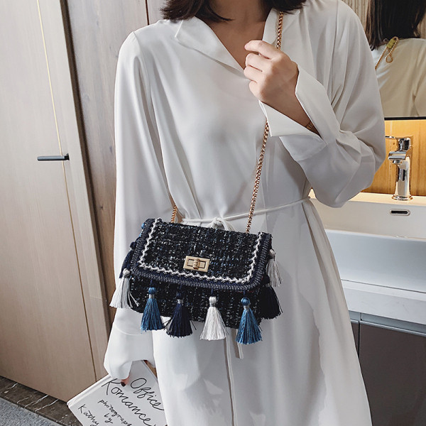 Geanta de dama moderna cu lant si ciucuri