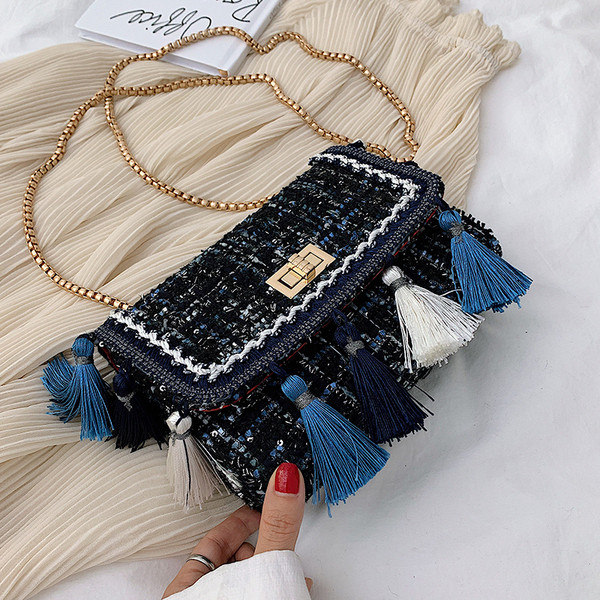 Geanta de dama moderna cu lant si ciucuri