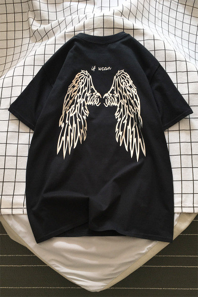 Juodi vyriški marškinėliai trumpomis rankovėmis ir spauda nugaroje