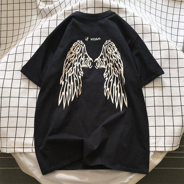 Juodi vyriški marškinėliai trumpomis rankovėmis ir spauda nugaroje