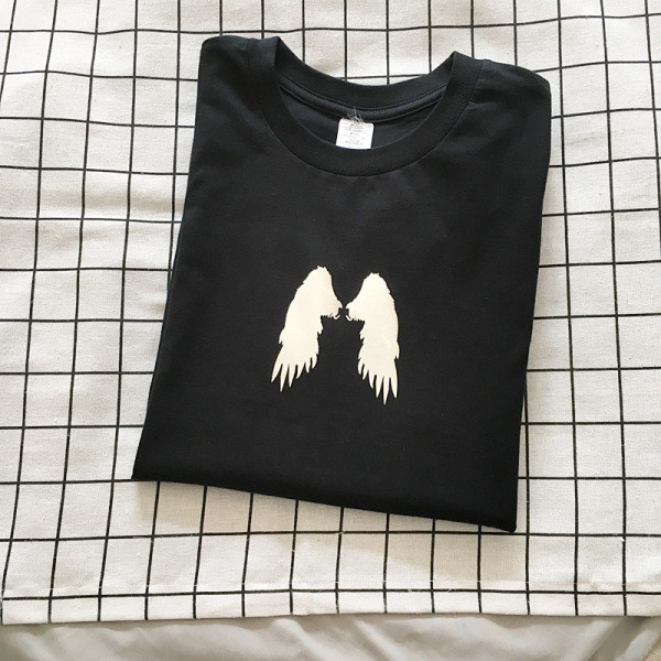 Juodi vyriški marškinėliai trumpomis rankovėmis ir spauda nugaroje