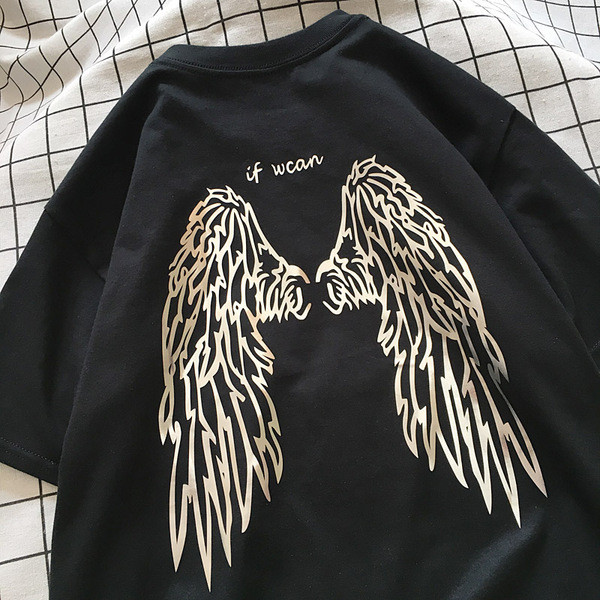 Juodi vyriški marškinėliai trumpomis rankovėmis ir spauda nugaroje