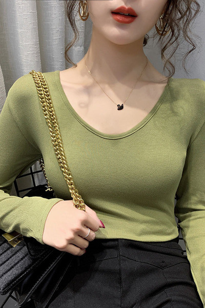 Sieviešu ikdienas blūzes modelis ar ovālu kakla izgriezumu