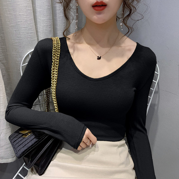 Sieviešu ikdienas blūzes modelis ar ovālu kakla izgriezumu