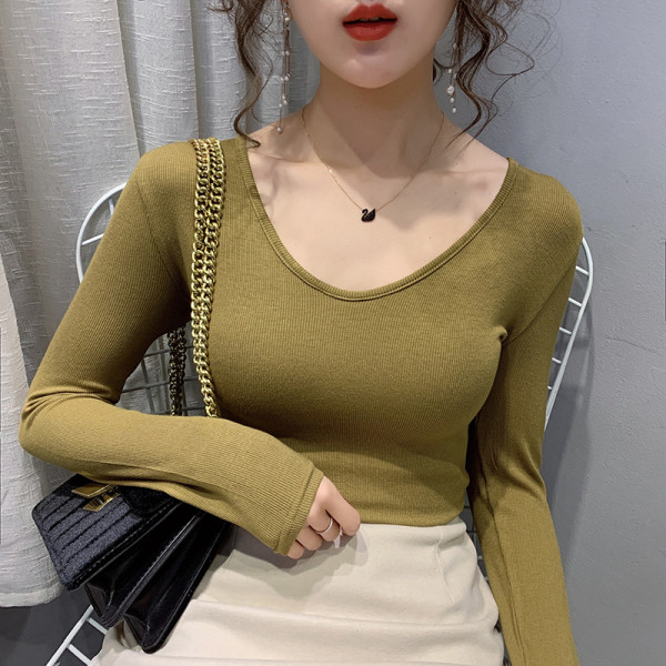 Sieviešu ikdienas blūzes modelis ar ovālu kakla izgriezumu