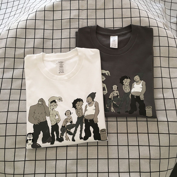 Moderna muška majica s printom i ovalnim izrezom