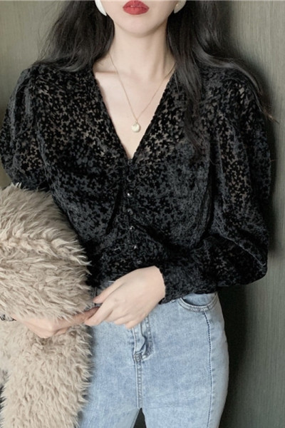 Tavaszi női ing spitz nyakkivágással és gombokkal