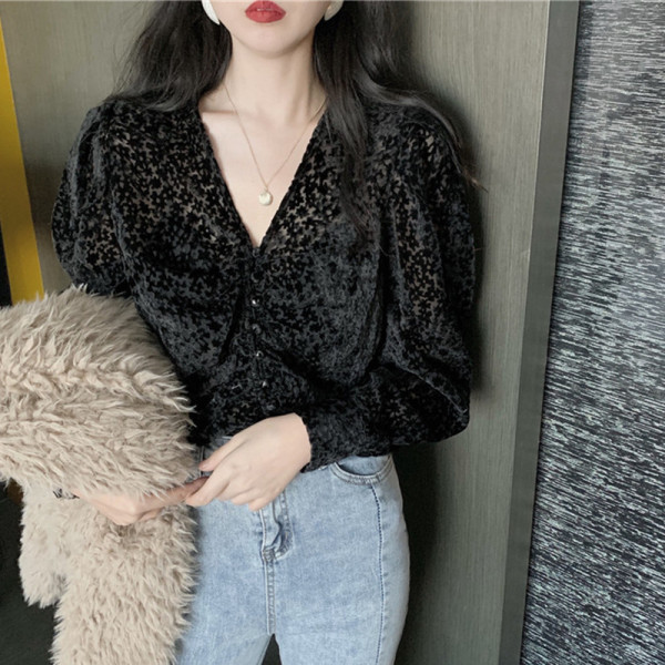 Tavaszi női ing spitz nyakkivágással és gombokkal