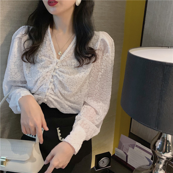 Tavaszi női ing spitz nyakkivágással és gombokkal