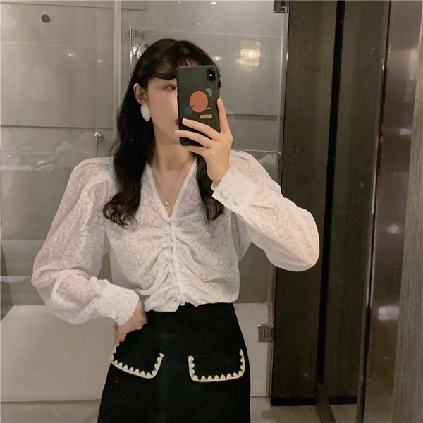 Tavaszi női ing spitz nyakkivágással és gombokkal