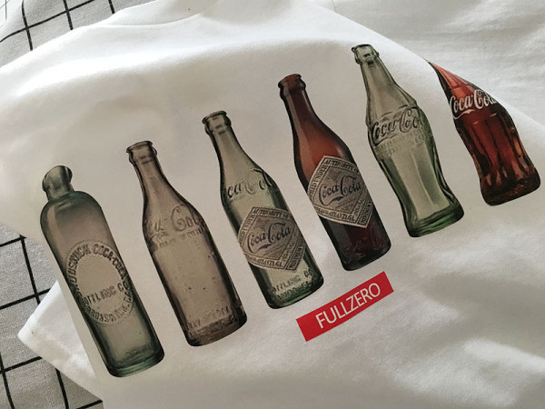 Balti vyriški marškinėliai trumpomis rankovėmis ir aplikacijomis ant butelių