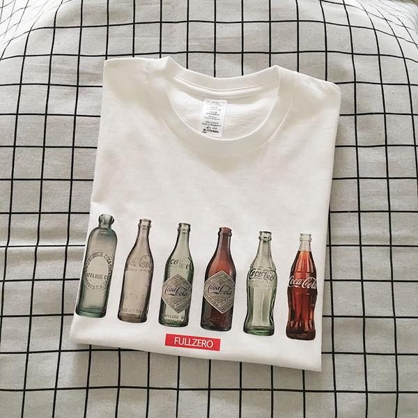 Balti vyriški marškinėliai trumpomis rankovėmis ir aplikacijomis ant butelių