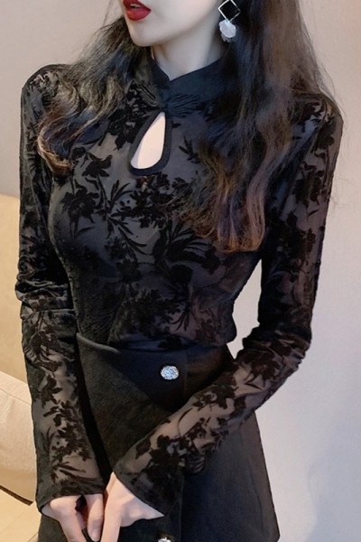 Testhezálló női csipkeblúz félmagas gallérral