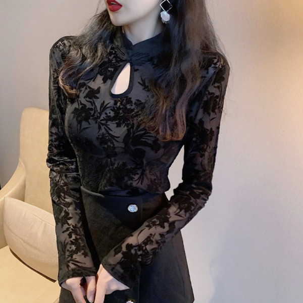 Testhezálló női csipkeblúz félmagas gallérral