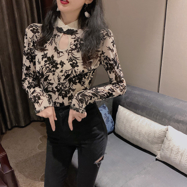 Testhezálló női csipkeblúz félmagas gallérral