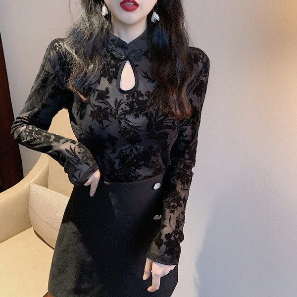 Testhezálló női csipkeblúz félmagas gallérral