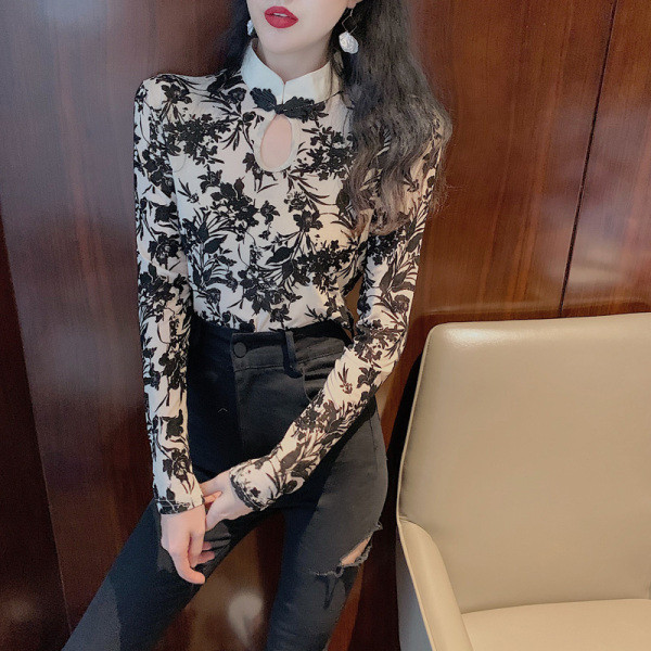 Testhezálló női csipkeblúz félmagas gallérral