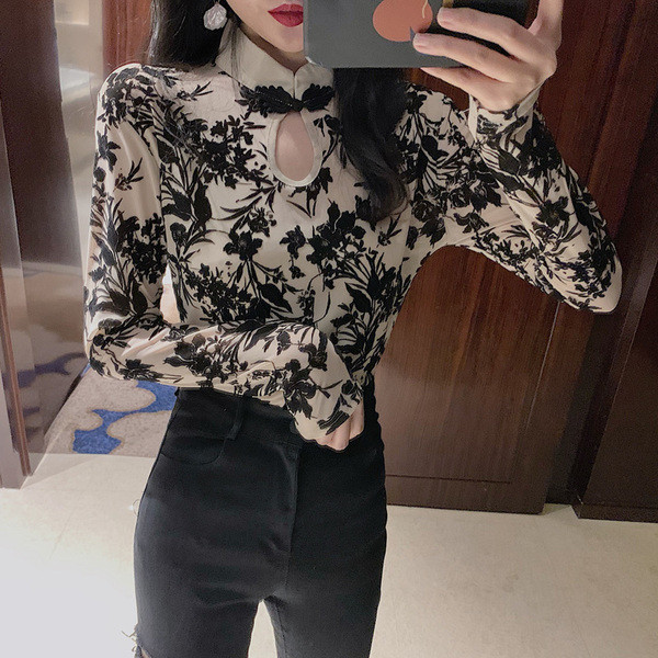 Testhezálló női csipkeblúz félmagas gallérral