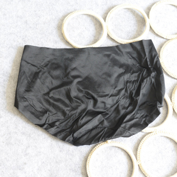 Ženski bešavni bikini u crnoj boji