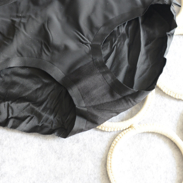 Ženski bešavni bikini u crnoj boji