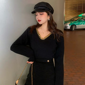 Moderna sieviešu blūze ar špica kakla izgriezumu un metāla ķēdīti