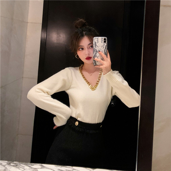 Moderna sieviešu blūze ar špica kakla izgriezumu un metāla ķēdīti