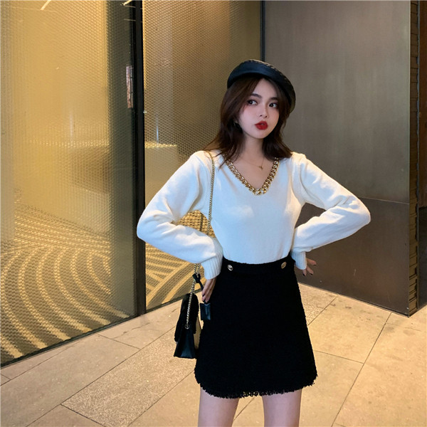 Moderna sieviešu blūze ar špica kakla izgriezumu un metāla ķēdīti