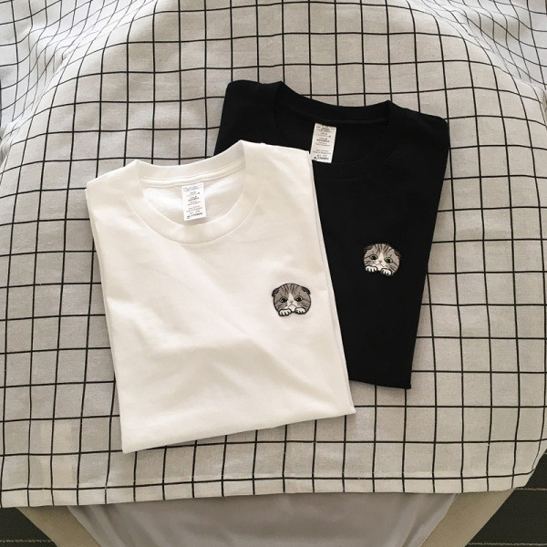 Tricou barbatesc modern cu maneca scurta si broderie in forma de pisoi