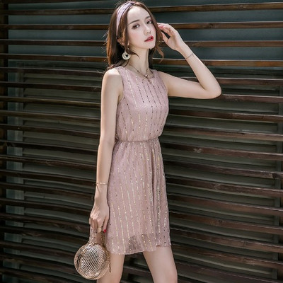 Moderna sieviešu kleita ar atkailinātu muguru un saitēm