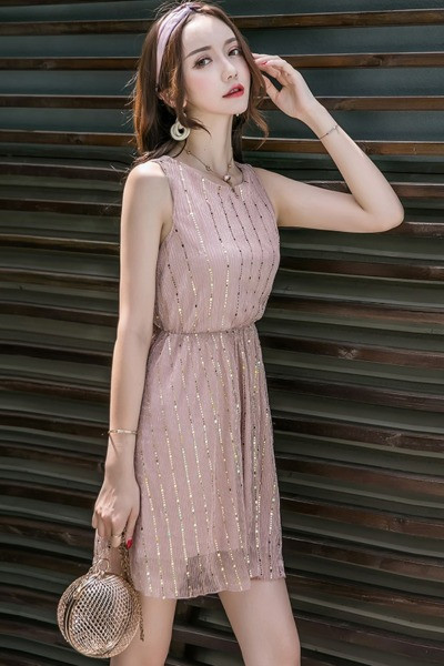 Moderna sieviešu kleita ar atkailinātu muguru un saitēm