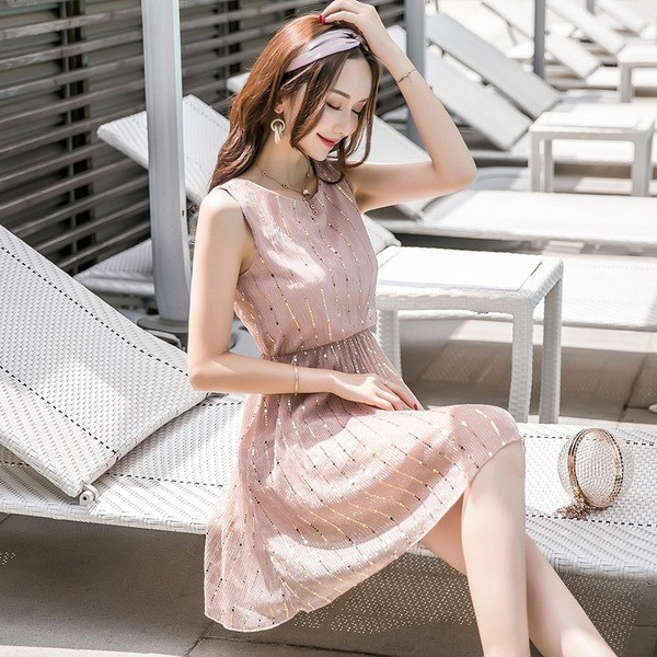 Moderna sieviešu kleita ar atkailinātu muguru un saitēm